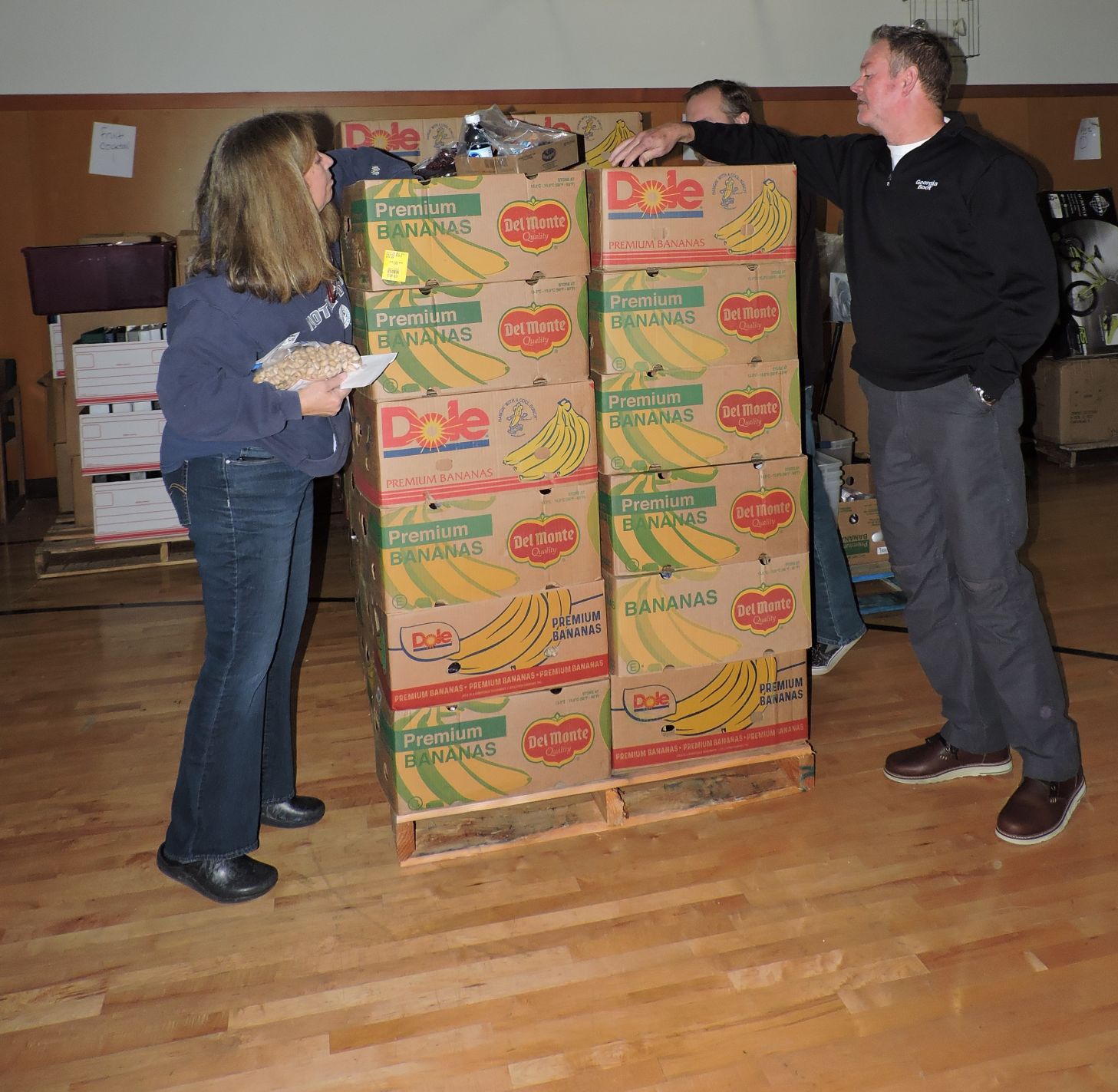 Sunbird Shopping Center Makes $1,500 Donation to Yelm Community Services Food Bank